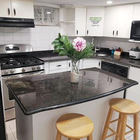 Tidy Private Rooms With Full Kitchen Торонто Екстер'єр фото