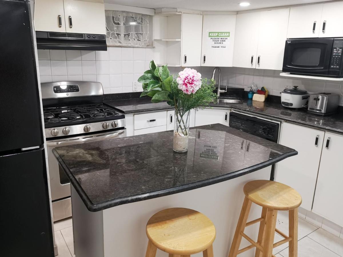 Tidy Private Rooms With Full Kitchen Торонто Екстер'єр фото
