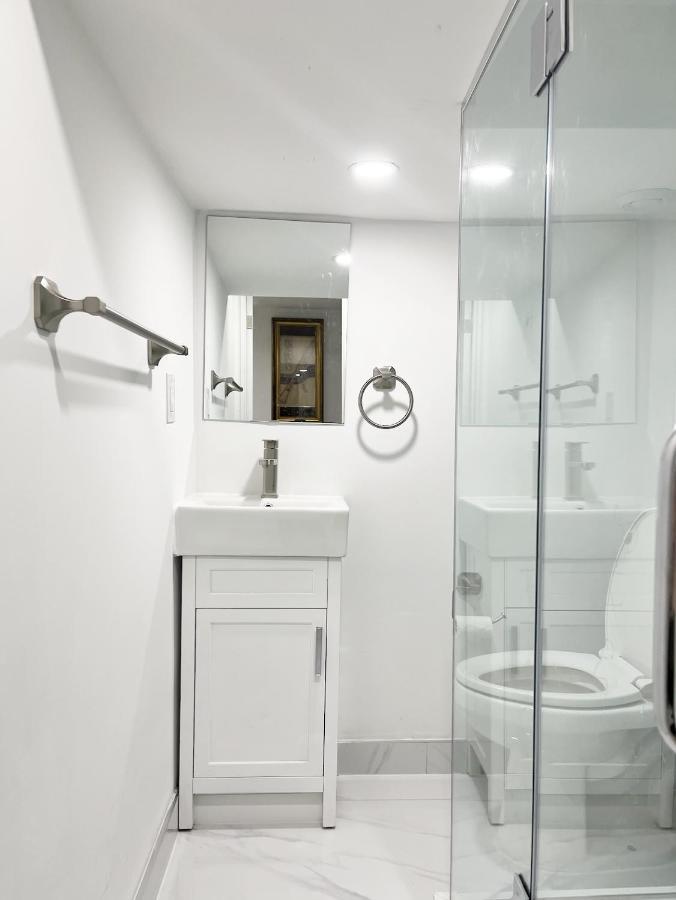 Tidy Private Rooms With Full Kitchen Торонто Екстер'єр фото